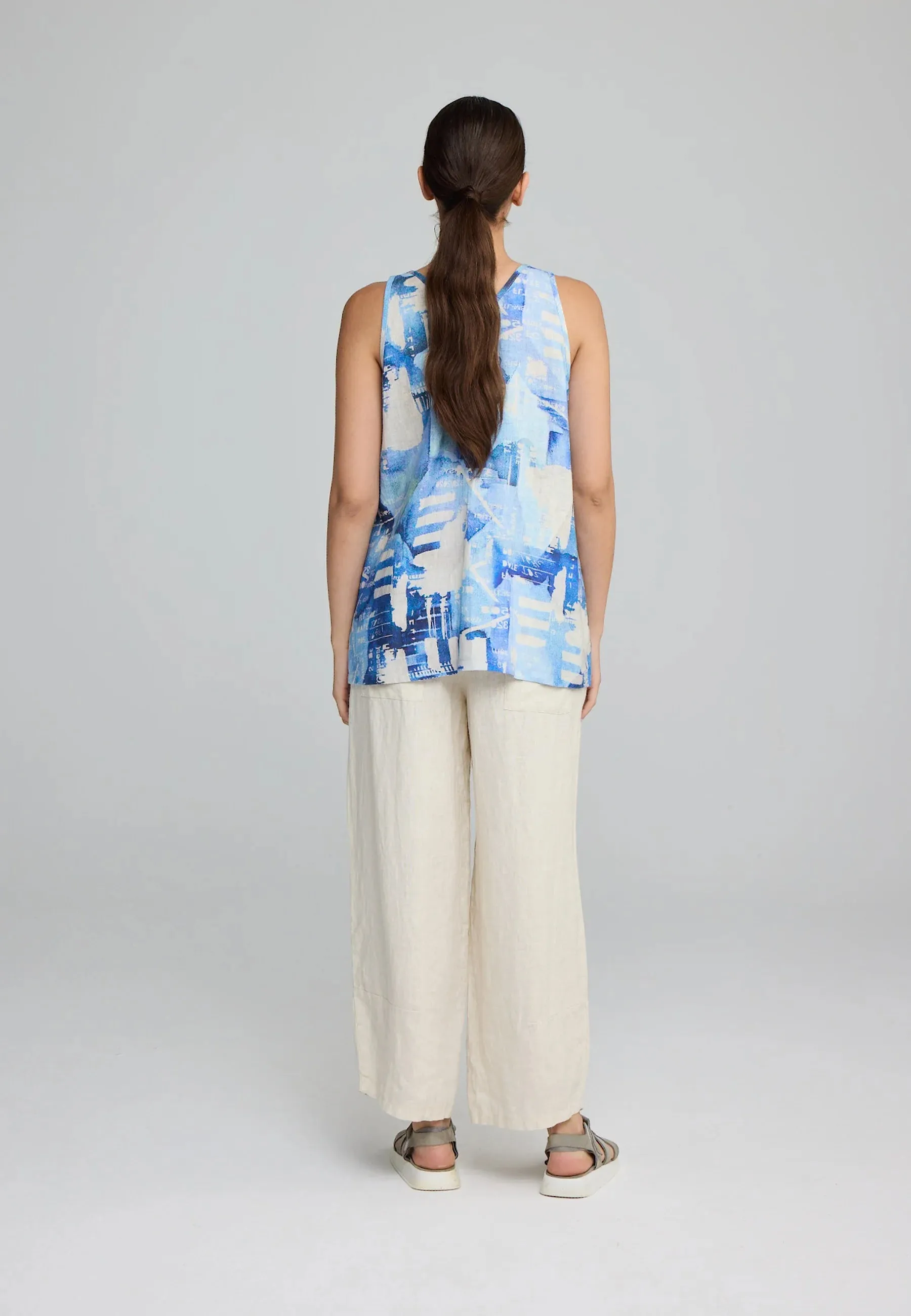 FIORA – Sleeveless Linen Blouse with Monochrome Print