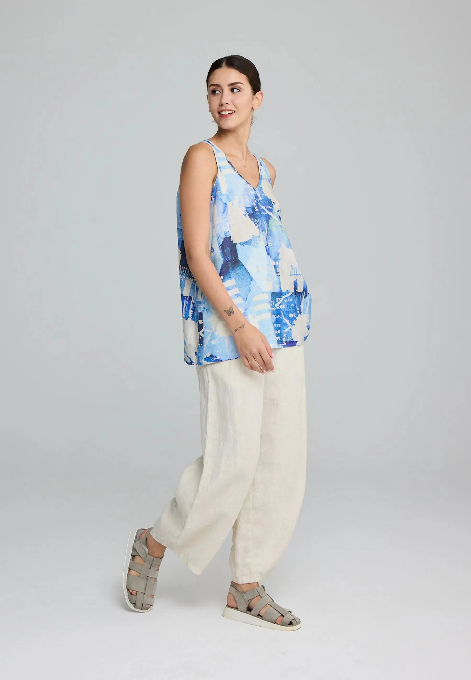 FIORA – Sleeveless Linen Blouse with Monochrome Print