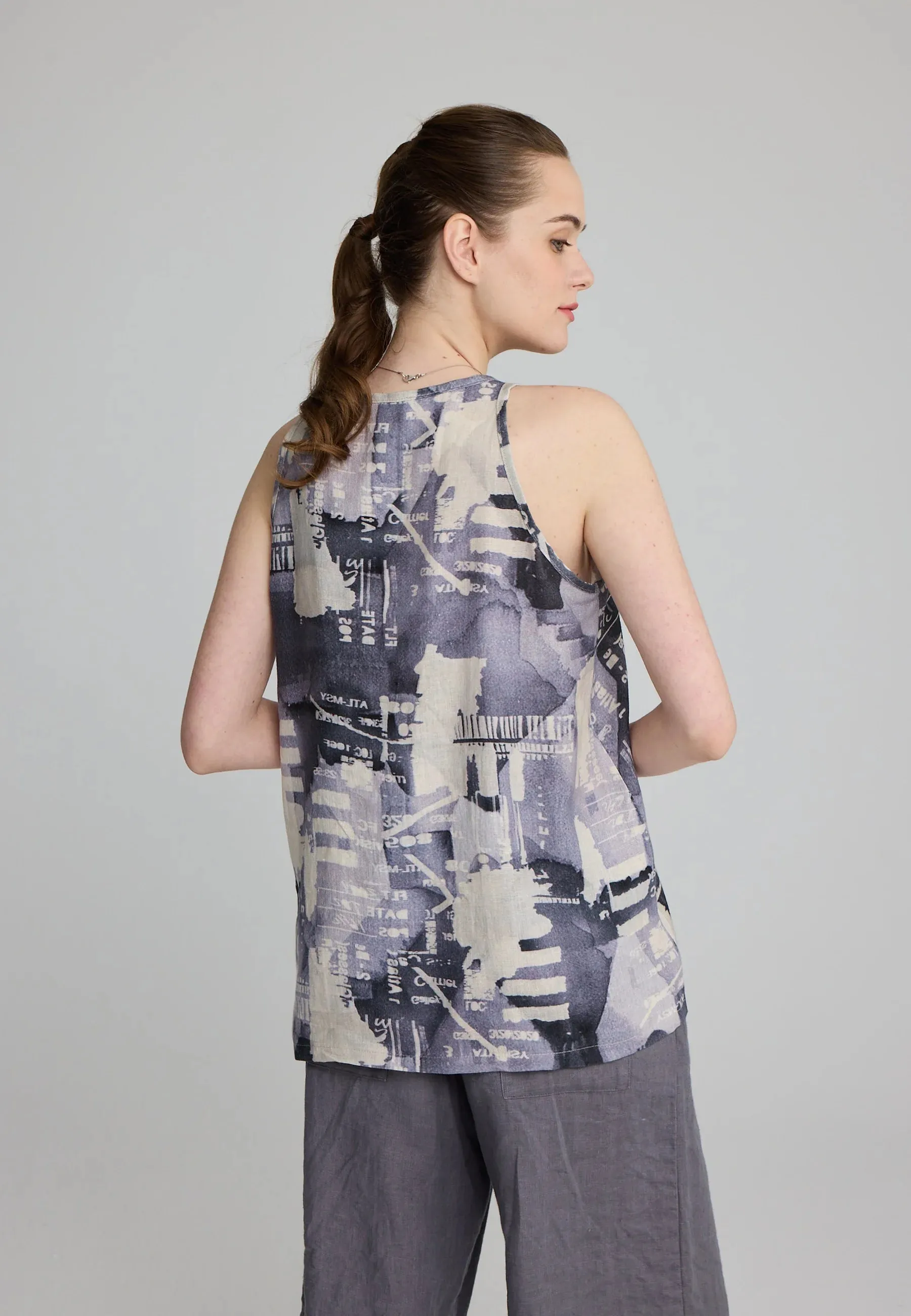 FIORA – Sleeveless Linen Blouse with Monochrome Print