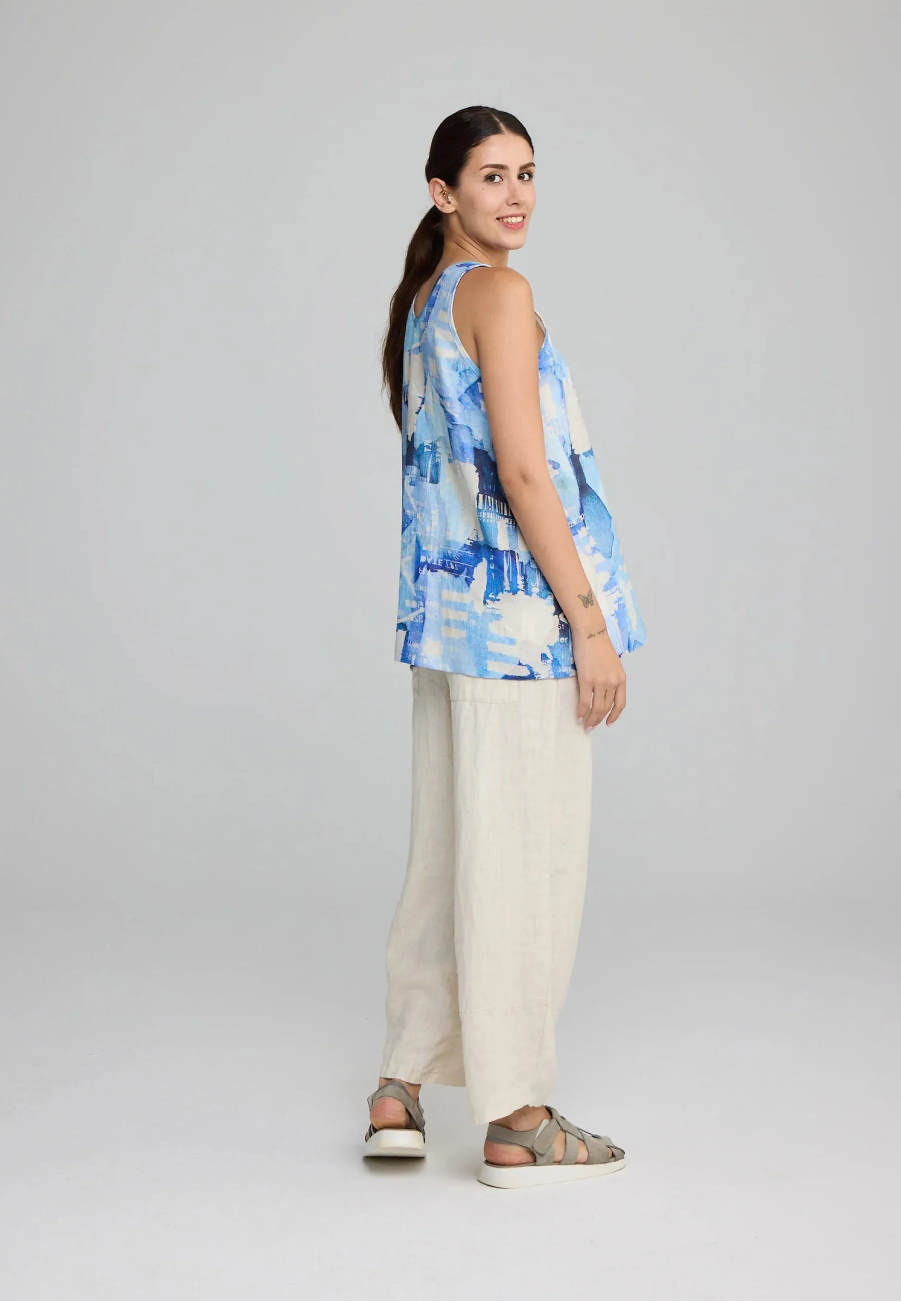 FIORA – Sleeveless Linen Blouse with Monochrome Print
