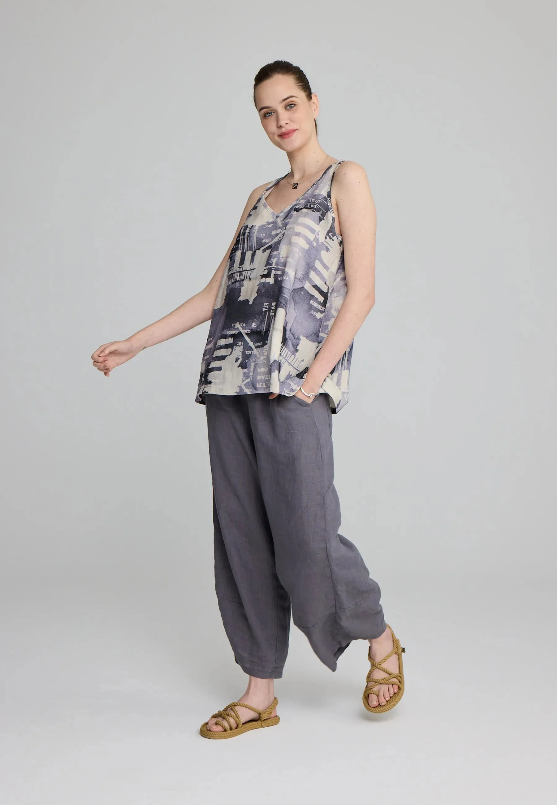 FIORA – Sleeveless Linen Blouse with Monochrome Print