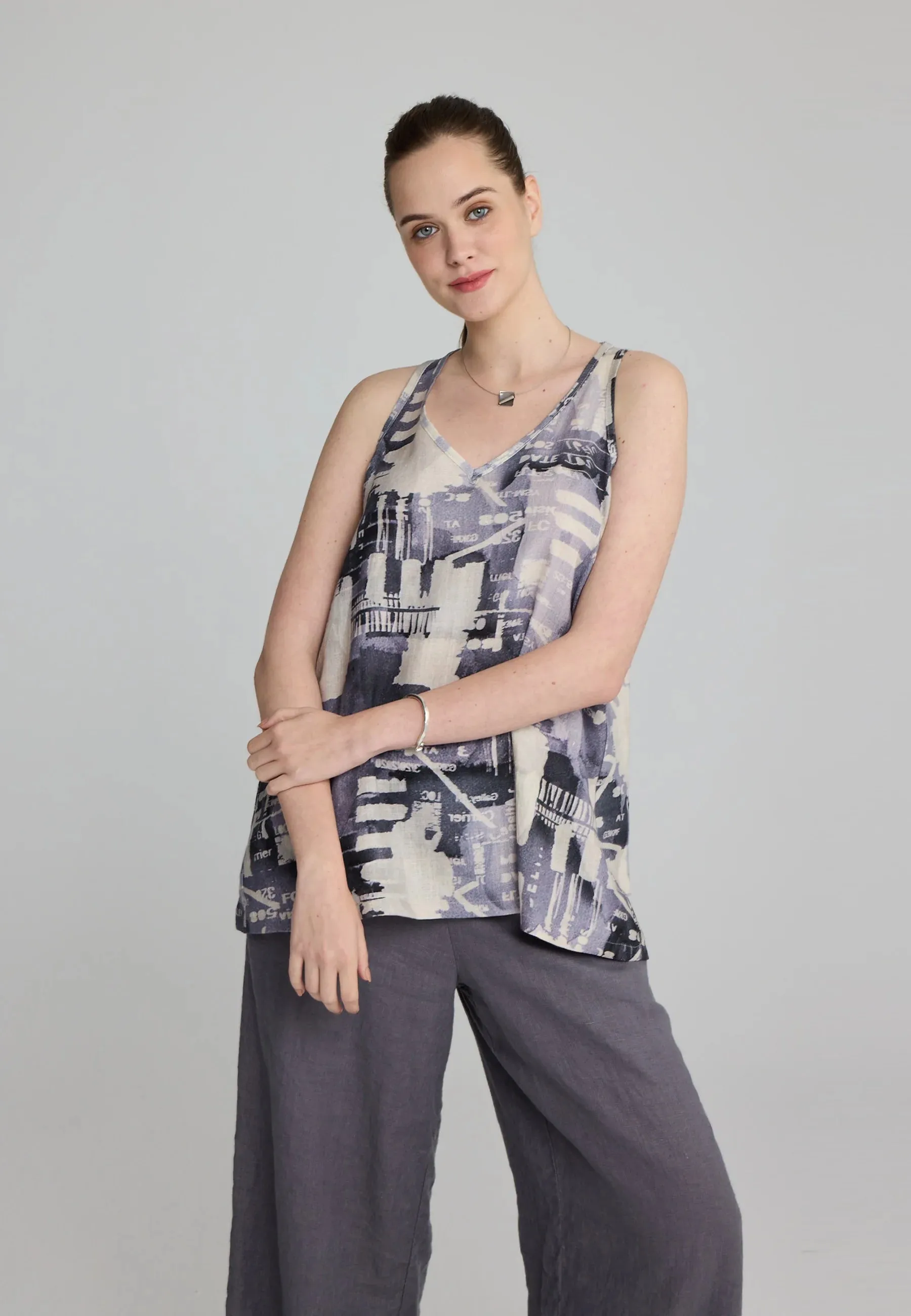 FIORA – Sleeveless Linen Blouse with Monochrome Print