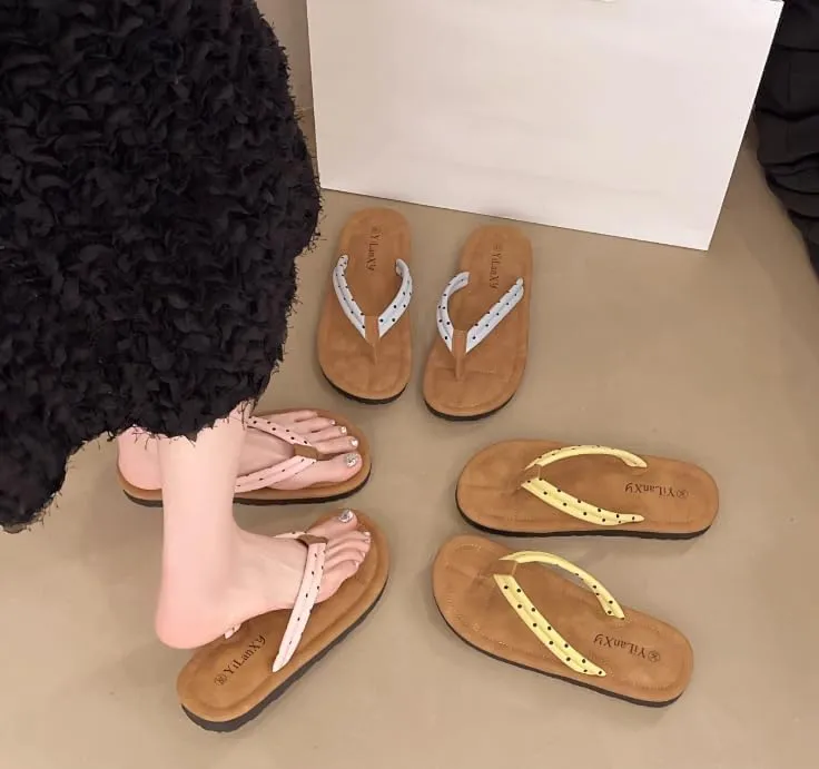 Halemet Flip Flops for Women Trendy Beach Sandals Travel Flip Flops Polka Dot Vacation Sandals Non Slip Flat Sandal Outdoor