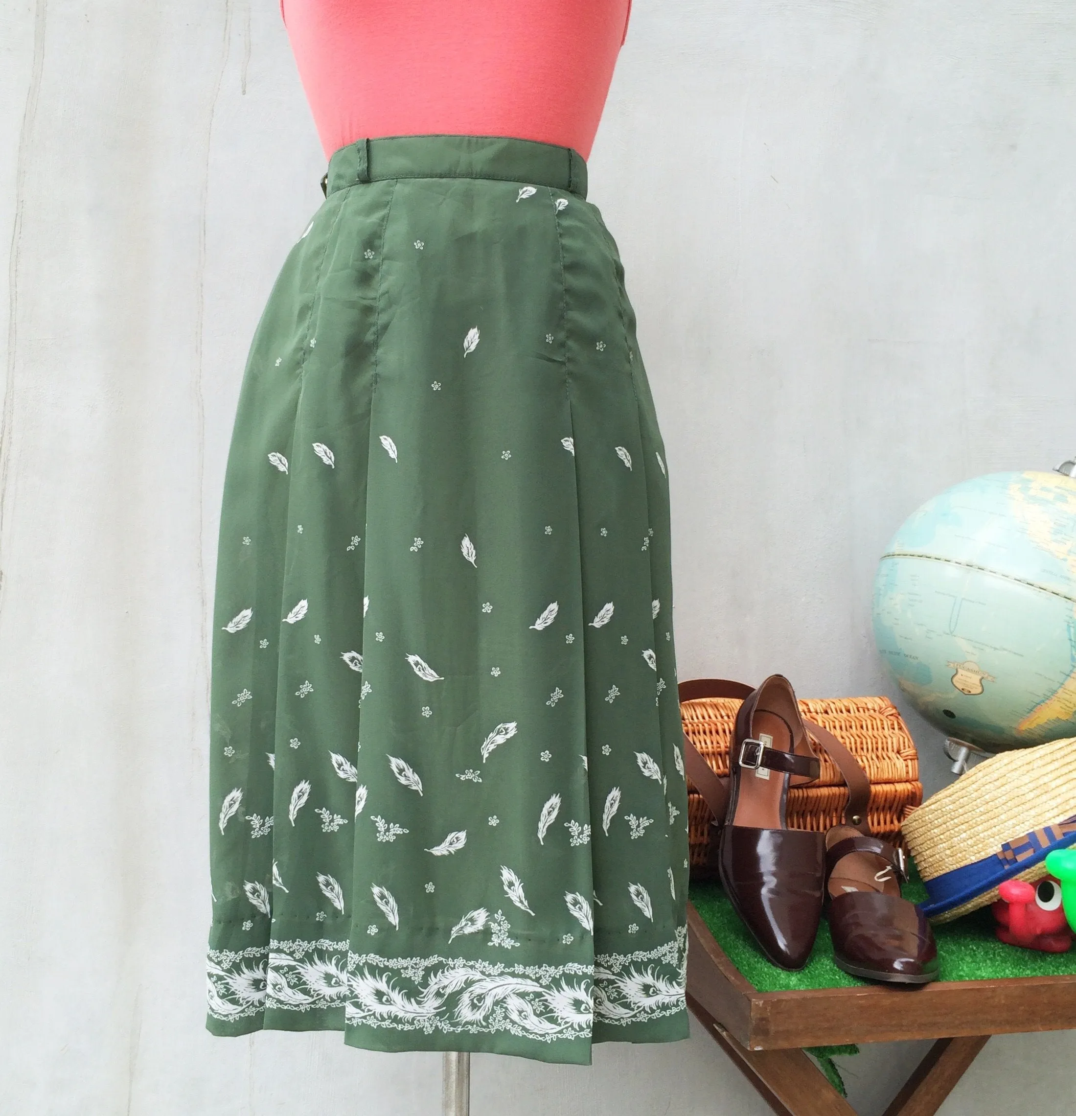 Stirred not Shaken | Vintage 1960s 1970s Olive green White Floral print Skirt